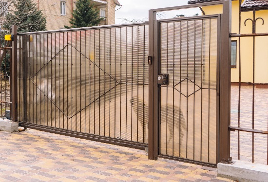 Купить ворота из профлиста с элементами ковки, с металлическими столбами в рамке или под дерево в Нефтеюганске от 156196 руб