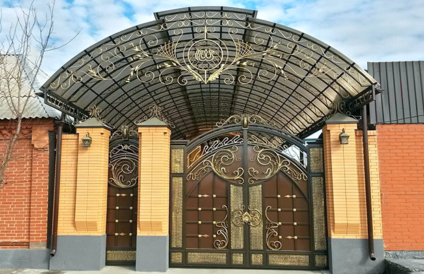 Купить или заказать ворота для дома с навесом - стильные и надежные решения для вашего участка в Нефтеюганске от 42329 руб | ВоротМастер-Нфт